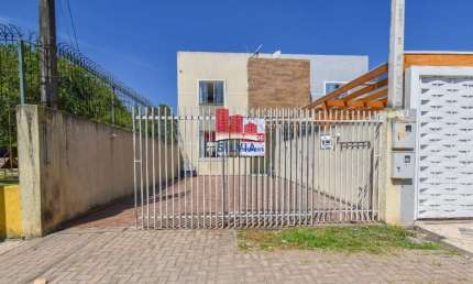 Sobrado de 3 quartos, sendo uma suíte, com vaga para 4 carros.