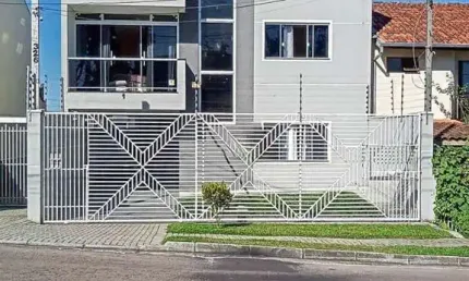 Belíssima residência de 3 quartos, sendo 1 suite no campo comprido.