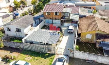 Linda residência ampla no bairro novo mundo com 260m² de área construída, 3 quartos sendo 1 suíte com closet e 5 vagas de garagem.