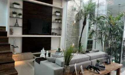 Casa com piscina a venda na Praia dos Amores em Balneário Camboriú.