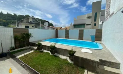 Casa a venda na Praia dos Amores em Balneário Camboriú.