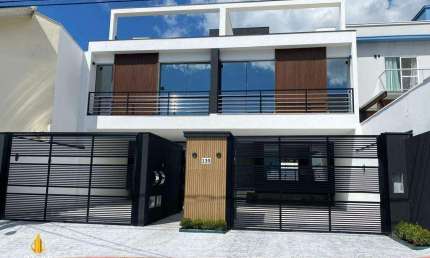 Casa Geminada Triplex a venda na Praia dos Amores em Itajaí.