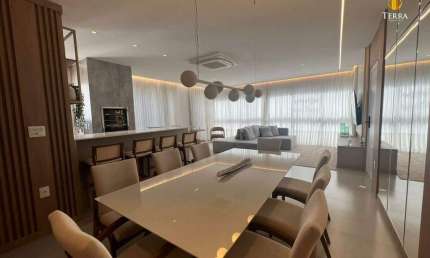 Apartamento mobiliado e decorado em andar alto localizado a apenas 400 metros do mar em Balneário Camboriú.