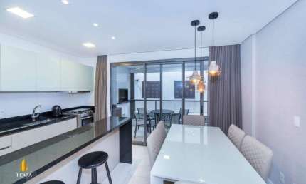 Apartamento finamente mobiliado e equipado no Centro de Bombinhas apenas 100 metros do mar
