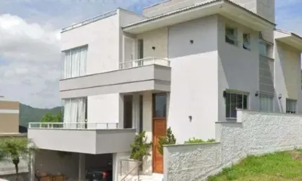 Casa totalmente mobiliada no Bairro Ariribá em Balneário Camboriú.