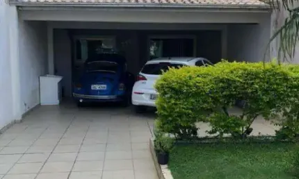 Sobrado a venda no Centro em Itajaí com 150m² de terreno.