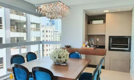 Apartamento à venda no Edifício Palm Beach, no centro de Balneário Camboriú.