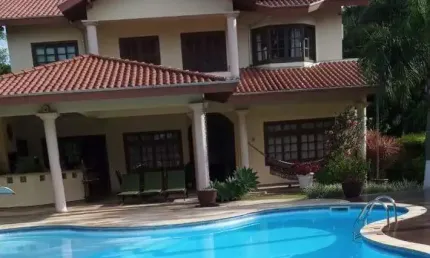 Casa à venda, localizada no bairro Taquaras em Balneário Camboriú.