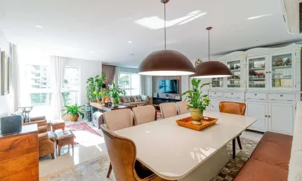 Apartamento diferenciado, totalmente mobiliado e decorado no Edifício Residencial Four Seasons no Centro de Balneário Camboriú