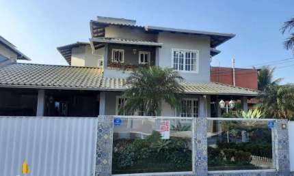 Casa alto padrão a venda apenas 600 metros do mar na Praia dos Amores.