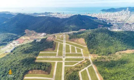 Terreno à venda no Colinas de Camboriú Village em Camboriú