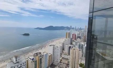Apartamento no New York Apartaments com 182m² privativos e localização privilegiada no Centro de Balneário Camboriú.