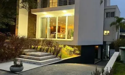 Casa de alto padrão a venda com piscina privativa no Bairro Praia Brava em Itajaí.