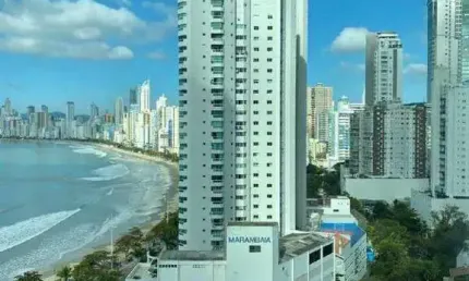 Apartamento de alto padrão com vista para o mar em balneário camboriú.