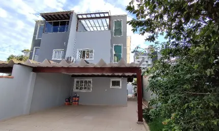 Ótimo sobrado com 4 quartos sendo 2 suítes  à Venda no Santo Antônio Joinville SC .