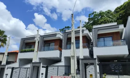 Sobrado geminado com 3 suítes à venda no bairro Glória em Joinville-SC por R$ 1.034.000,00.