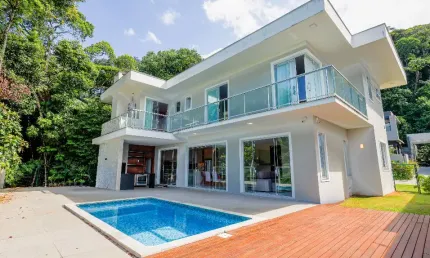 Casa em condomínio fechado semimobiliada com 3 quartos sendo 1 suíte master e 2 demi-suites  no bairro América em Joinville SC. Por R$3.200.000,00
