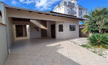 Casa térrea e averbada com 1 suíte mais 2 quartos à venda no bairro Iririú em Joinville-SC por R$ 680.000,00.