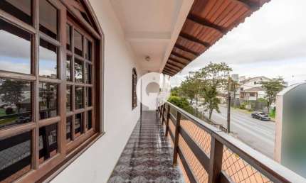 Sobrado Versátil no Bairro Portão: Espaço Amplo com Potencial Comercial e Residencial