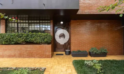 CASA VERSÁTIL NO BOM RETIRO - IDEAL PARA USO RESIDENCIAL OU COMERCIAL, COM 295 M² DE ÁREA CONSTRUÍDA