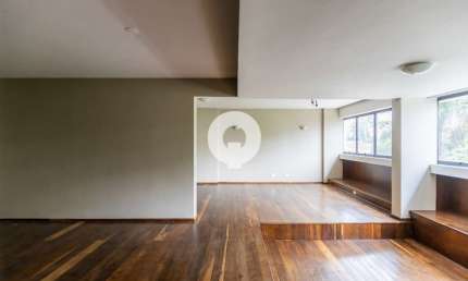 Amplo, iluminado e com potencial para um retrofit incrível no Bigorrilho
