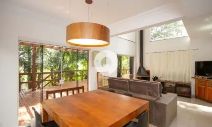Casa ensolarada com 3 suítes no Bacacheri - 250m² em Condomínio Fechado
