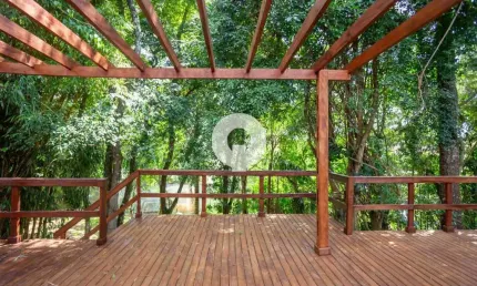 CASA ENSOLARADA COM 3 SUÍTES E TERRENO PRIVATIVO GRANDE, EM CONDOMÍNIO FECHADO NO BACACHERI