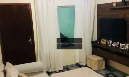 Excelente Oportunidade !! São 03 dorms sendo 01 suite com 01 vaga coberta !! Quintal grande no fundo com churrasqueira e salão amplo no andar superior