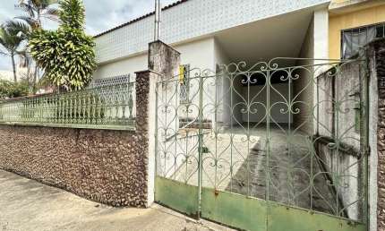 Casa com quintal a venda com 3 quartos 2 banheiros no Bairu