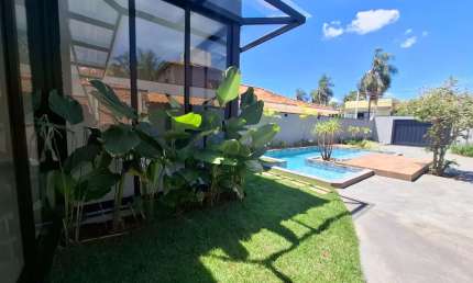 Versátil casa tipo para venda com 4 quartos, sendo 3 suítes, 260m²