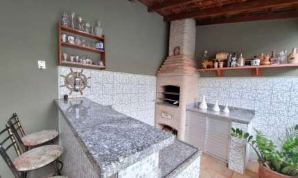 Atraente casa tipo para venda com 3 quartos, sendo 1 suíte, 211m²