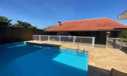 CASA COM 4 QUARTOS NO CONDOMINIO JD SHANGRI LA COM PISCINA