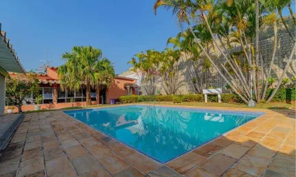 Casa térrea no condomínio Flamboyant  com 04 dormitórios, 02 suítes, piscina e área de lazer com piscina.