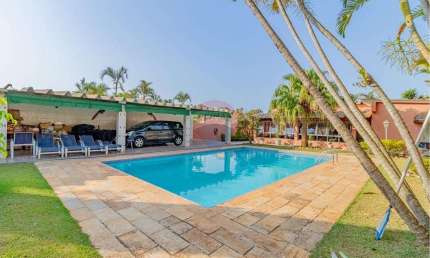 Casa térrea no condomínio Flamboyant  com 04 dormitórios, 02 suítes, piscina e área de lazer com piscina.