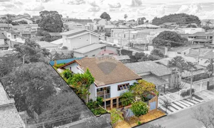 Casa espaçosa no Jardim do Lago em Atibaia com 03 dormitórios, suíte com closet e vista para a Pedra Grande.