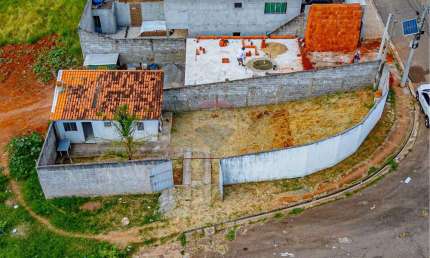 Terreno Plano de Esquina no Bairro Nova Cerejeiras com Edícula, Projeto Aprovado e Ótima Localização!