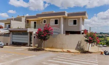 Sobrado com 3 Quartos, 01 suíte, varanda e 3 Vagas de Garagem