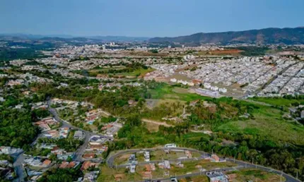 Terreno dos Sonhos com obras iniciadas e materiais para construção: Vale das Flores, Atibaia, SP