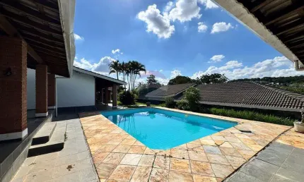 Casa térrea com 3 dormitórios, piscina e espaço gourmet para aluguel no condomínio Panorama Parque em Atibaia