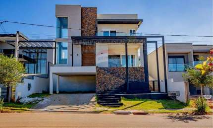 Casa de Alto Padrão com 04 suítes, casa de hóspedes, piscina semi-olímpica em Condomínio Fechado