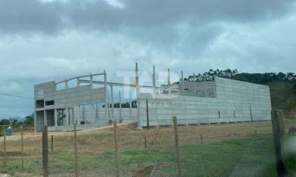 Galpão com 5.597,72m2 bem localizado para locação em Itajaí