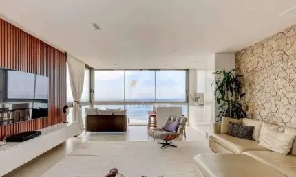 Apartamento mobiliado frente mar para venda na Praia Brava