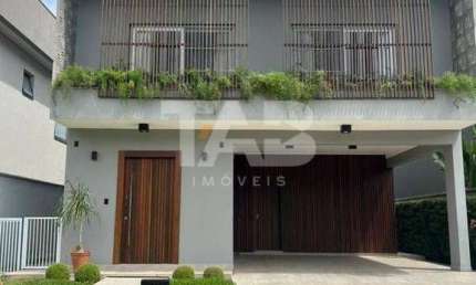 Casa de alto padrão no condomínio Caledônia à venda