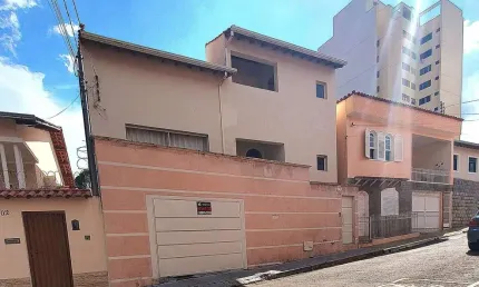 Casa com 4 quartos à venda na Avenida Benjamin Constant, 345, Centro, Varginha