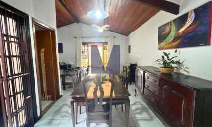 Casa de 3 Quartos à Venda Próxima ao Mar na Praia da Enseada