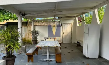 4 casas distribuídas em mais de mil m² de terreno na Praia do Lázaro, Ubatuba/SP