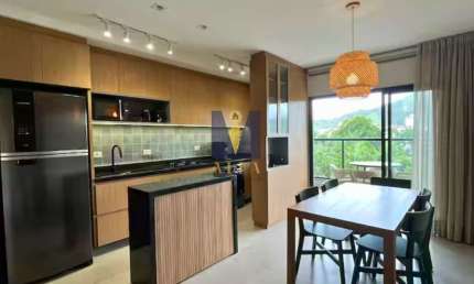 Apartamento mobiliado com vista para a mata à venda na Praia das Toninhas.