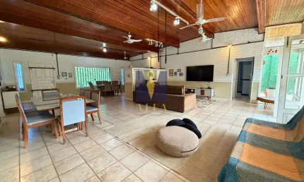 Casa à venda a 50 metros da Praia da Enseada e saída para duas ruas.