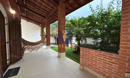 Casa com 3 dormitórios (2 suítes), área gourmet e quintal – perequê-mirim – 322m² de terreno