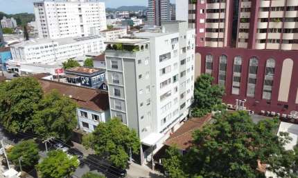 OPORTUNIDADE! Apartamento amplo no centro de Joinville.